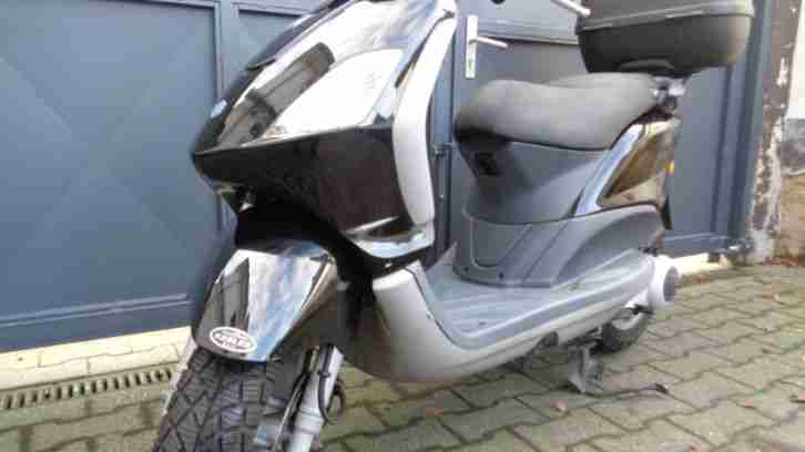 PIAGGIO/VESPA FLY 125CCM - MOTORROLLER - 4-TAKT - SCHWARZ - GEPFLEGT - TOPCASE