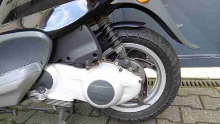 PIAGGIO/VESPA FLY 125CCM - MOTORROLLER - 4-TAKT - SCHWARZ - GEPFLEGT - TOPCASE