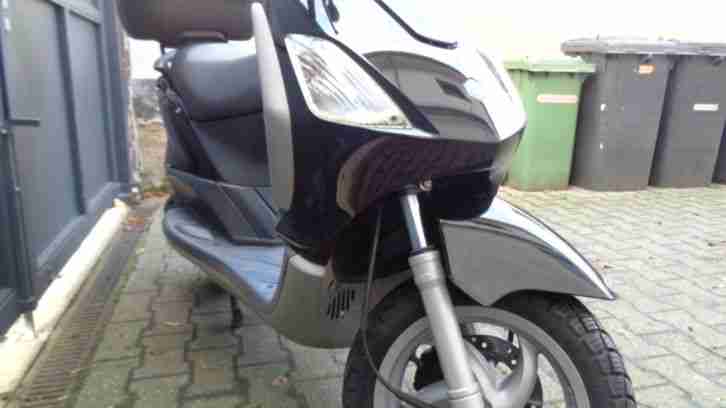 PIAGGIO/VESPA FLY 125CCM - MOTORROLLER - 4-TAKT - SCHWARZ - GEPFLEGT - TOPCASE