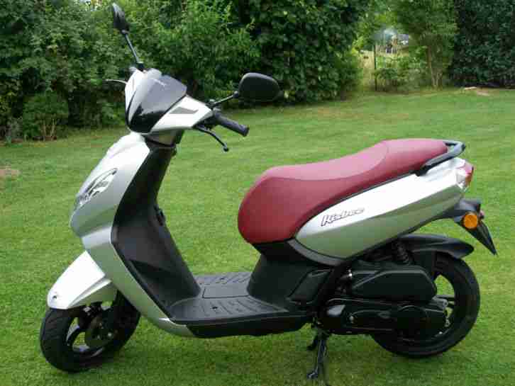 Peugeot Kisbee matt silber 2T / rote Sitzbank Roller 49,9 ccm
