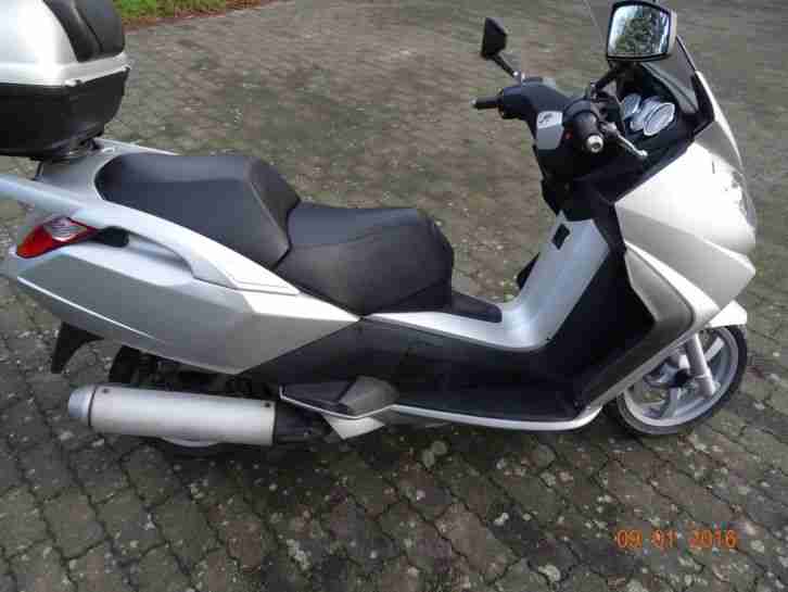 Peugeot Satelis 125, silber, inkl. Topcase und Windabweiser