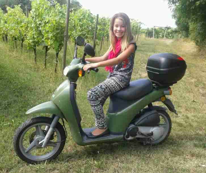 FCS Motorroller mit Helmen und