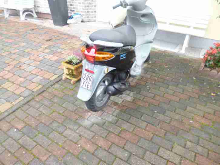 Piaggio Fly 50 4Takter 8300km Bj.2007 Inspektion neu Top