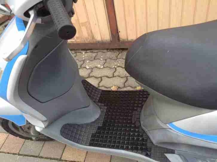 Piaggio Roller Fly 50 mit GARANTIE incl. Top Case, Windschutz usw........