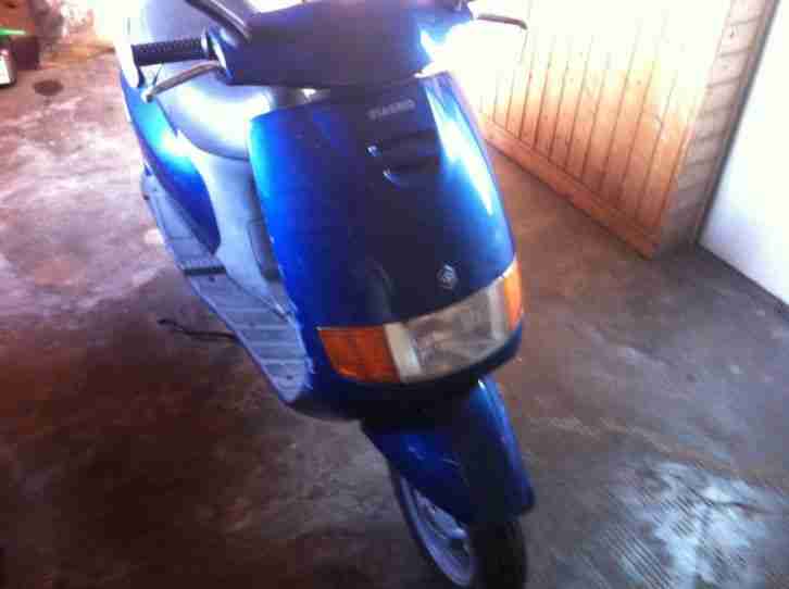 Piaggio Sfera 125 Roller Typ M01 Moped, Motorrad. Motor läuft.