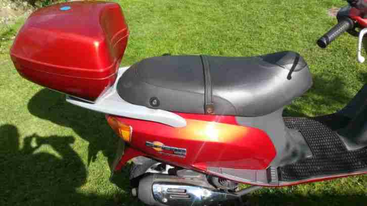 Piaggio Sfera 125 Roller mit Koffer