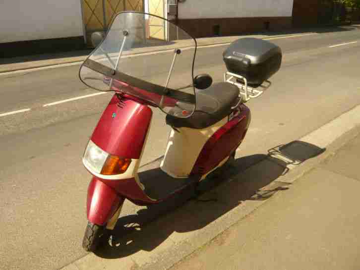 Piaggio Sfera mit Top Case und Windschild