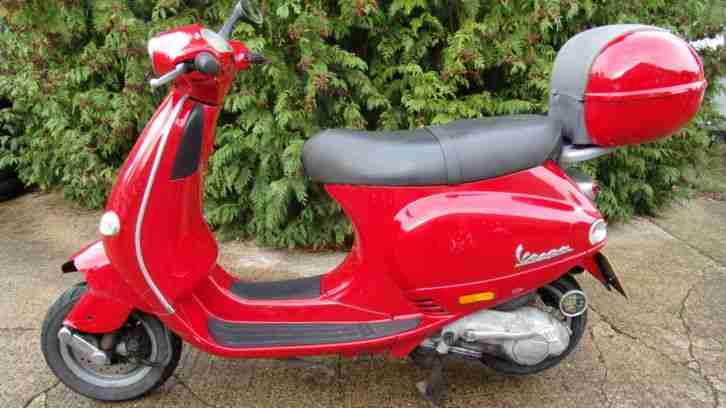 Vespa ET4 125 Scooter, Red. Running