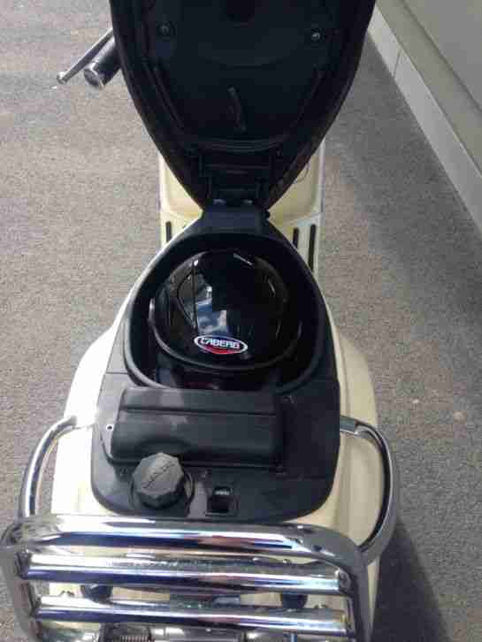 Piaggio Vespa LXV 125 i.e. Vintage cremefarben 3157 km