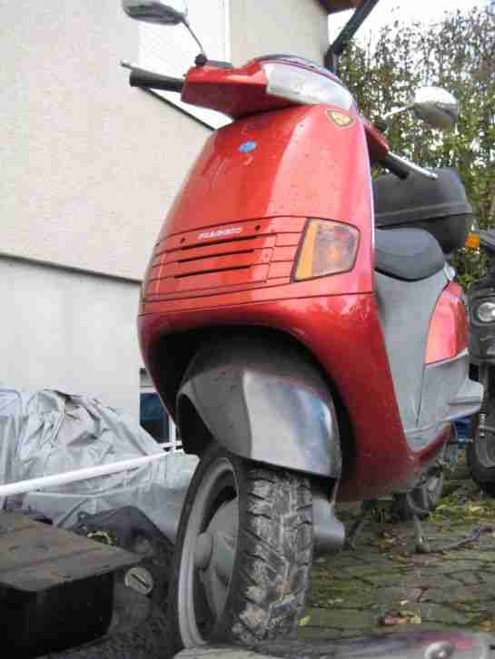Piaggio Vespa SKR 125 CSM, rot, EZ 1997, ca. 20tkm