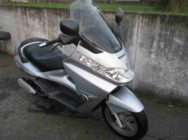 Piaggio x8 250ie Erstzulassung 2006 16KW 2.Hand Tüv 04/2018 21716km silber M36