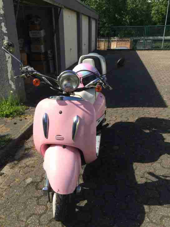 Pinker Retro Roller 50iger 2010