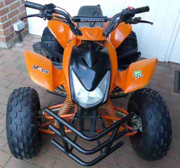 Quad 124 ccm ohne Straßenzulassung mit Helm