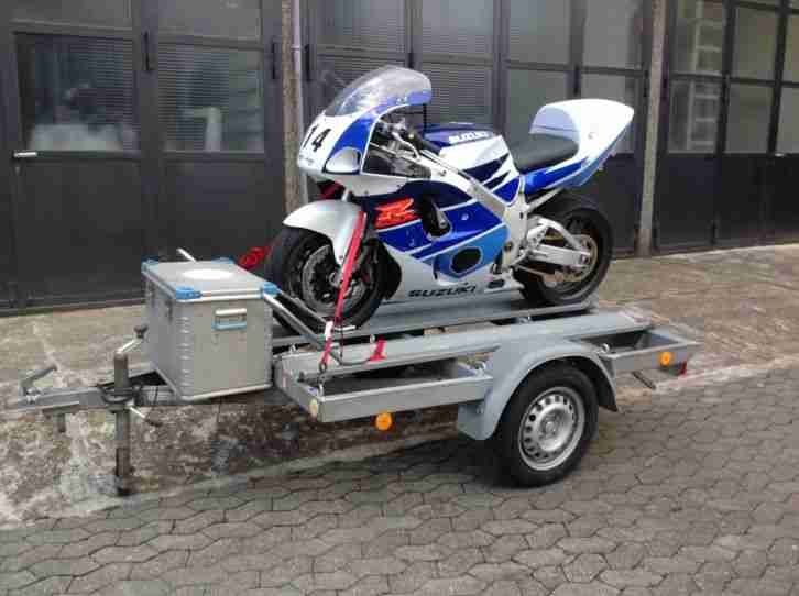 Rennmotorrad Suzuki GSX R 750 Srad mit Motorrad – Anhänger "" Youngtimer""