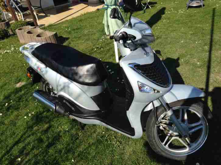 Roller 125 ccm Generic W 125 (Scheckheft von A.T.U) aus 1 Hand vom Rentner