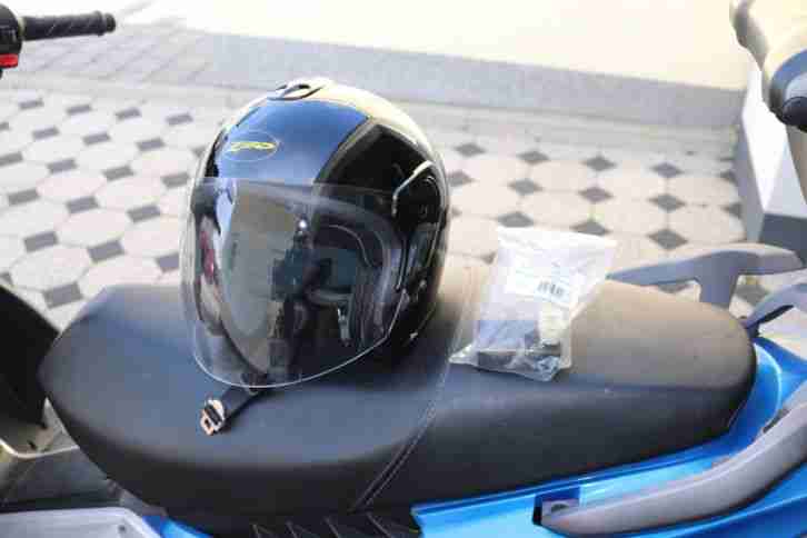 Roller 50 ccm 2 Takt Motor 1,9kW mit Helm