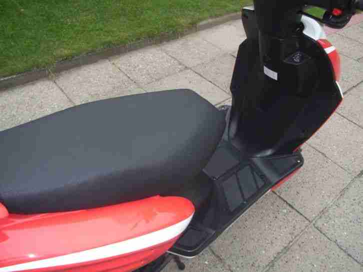 Roller 50 ccm rot - weiß - schwarz 45 km/h