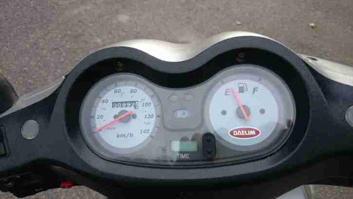 Roller DAELIM Otello SG 125 F silber BJ.2007