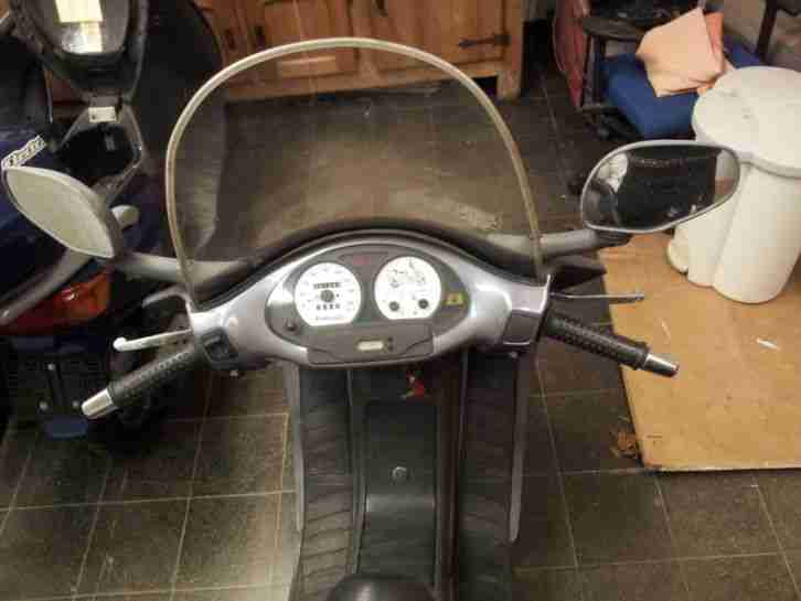 Roller Piaggio Hexagon LX