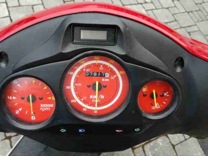 Roller SYM Red Devil 45 KM/H mit Top Case und Abdeckhaube