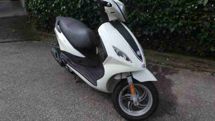 Roller/Scooter Piaggio Fly 50 weiß