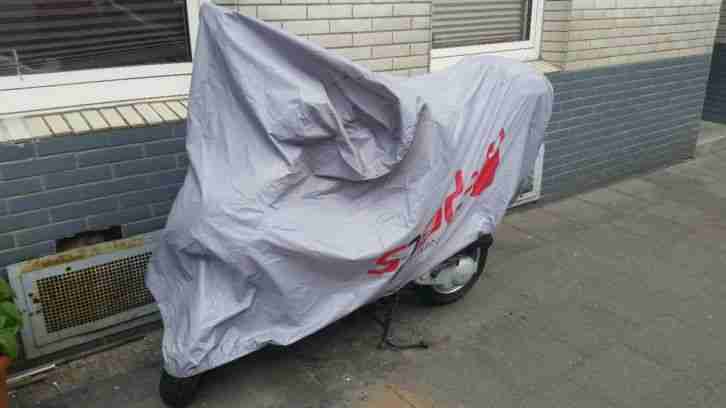 Roller Silber der Marke YiYing inkl. Helm und Überwurf