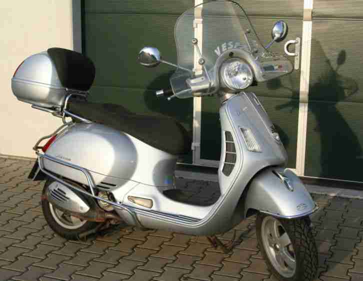 Vespa 250 GTS IE Silber mit Topcase,