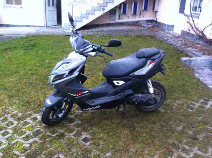 Roller, Yamaha Aerox, Bj2014, nur825km, wie neu, Farbe schwarz/grau