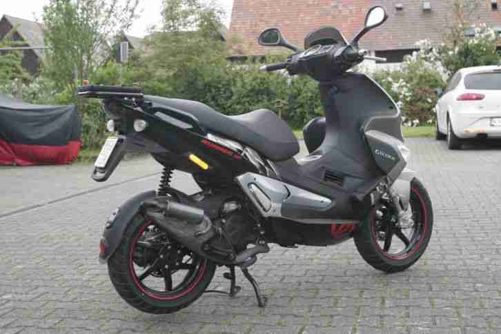 Roller der Marke PIAGGIO Runner SP 50