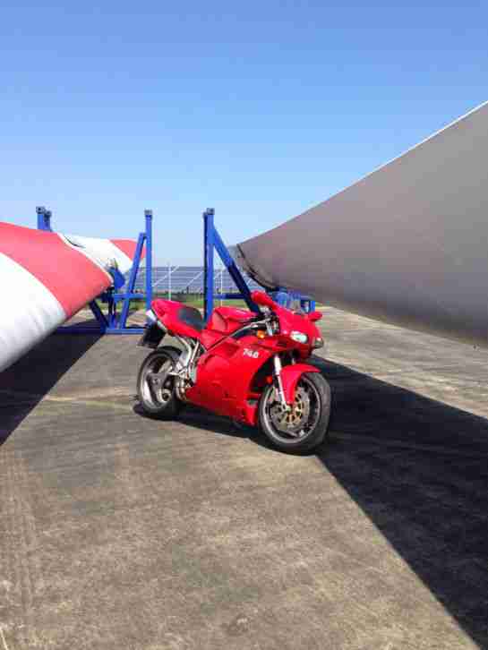 Rote Ducati 748 Monoposto & Biposto in Sahne-Zustand