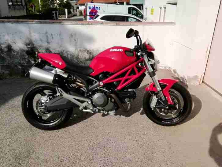 Rote Monster 696 plus
