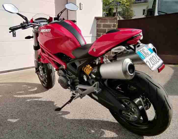 Rote Ducati Monster 696 plus