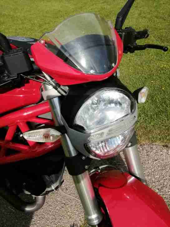 Rote Ducati Monster 696 plus