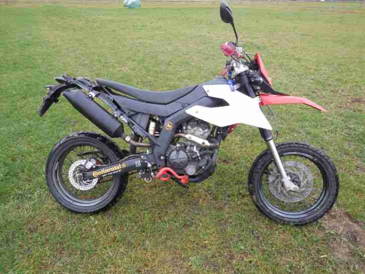 SUPERMOTO PIAGGIO DERBI Senda DR 125 4Takt, 11KW, 110KM/h EZ 10.2010, Läuft 1A