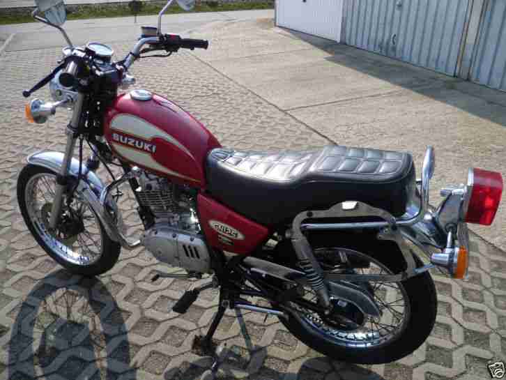 SUZUKI GN 125 - mit Givi-Koffersystem