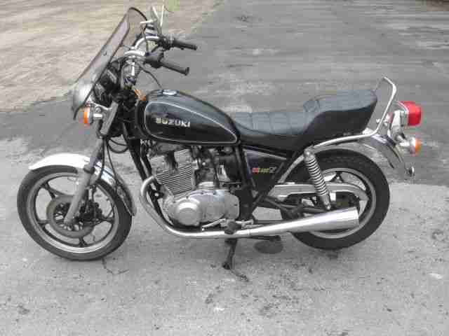 SUZUKI GS 400 L aus 1982 wie abgebildet mit PAPIERE +SCHLÜSSEL der MOTOR DREHT