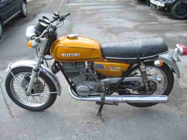 SUZUKI GT 250 aus 1975 wie abgebildet PAPIERE + SCHLÜSSEL der Motor dreht