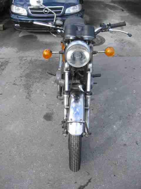 SUZUKI GT 250 aus 1975 wie abgebildet PAPIERE + SCHLÜSSEL der Motor dreht