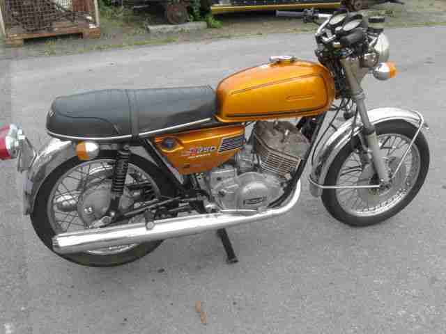 SUZUKI GT 250 aus 1975 wie abgebildet mit PAPIERE + SCHLÜSSEL der Motor dreht