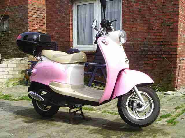 Schöne Mädchen Retro Roller !!