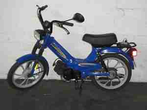 Schönes blaues Moped