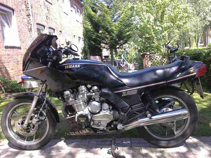 Schwarz Goldene Yamaha