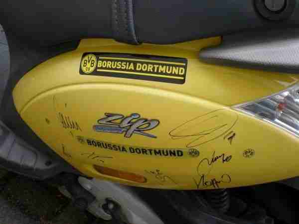 Signierter Roller Piaggio Zip v. d. Spielern von Borussia Dortmund - Autogramme