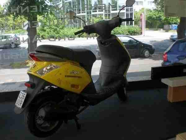 Signierter Roller Piaggio Zip v. d. Spielern von Borussia Dortmund - Autogramme