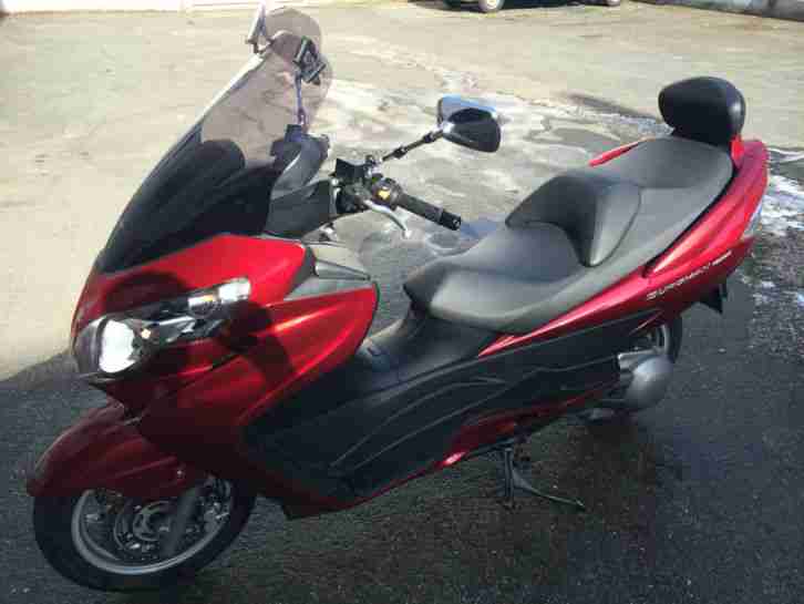 Suzuki Burgman 400 mit Sissybar und Tourenscheibe