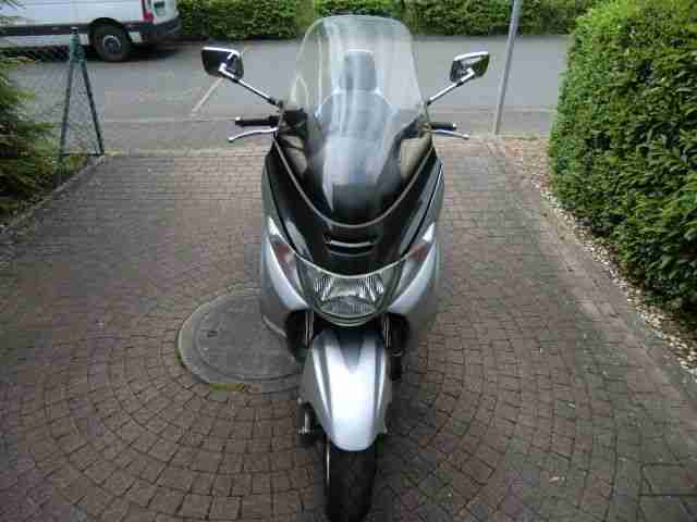 Suzuki Burgman AN 250 + gleiches Modell als Ersatzteilspender