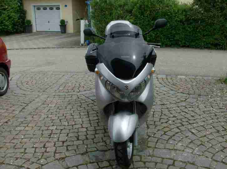 Suzuki Burgman UH 200 mit Koffer