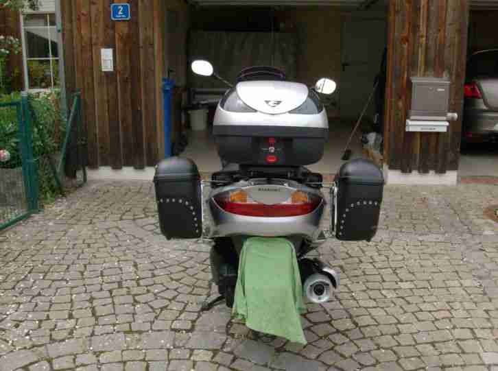 Suzuki Burgman UH 200 mit Koffer