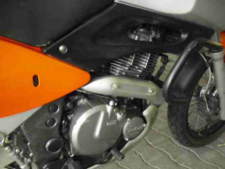 Suzuki Freewind XF 650 mit Koffer Set - Tüv 2016 / Motorrad mit Extras + Helm