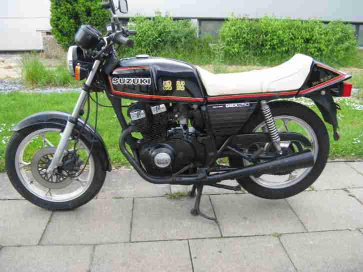 Suzuki GSX 250, 2 x Oldtimer, 1 x Black Hawk